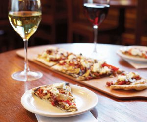 Maridaje de pizza y vino Maridaje de pizza con vino blanco y vino tinto