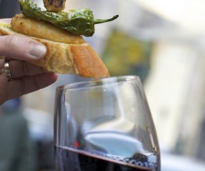 La perfecta combinación de vino y tapa Vino tinto con tapa de tortilla con pimiento verde