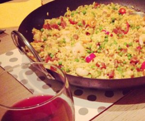 El vino y el arroz - combinación excelente Paella y un vino tinto
